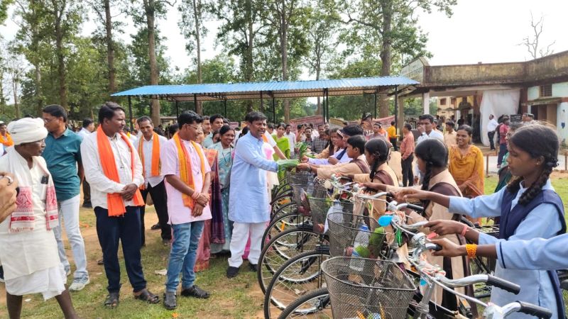 बेटियों की शिक्षा को मिली नई रफ्तार! मड़ानार और मर्दापाल में 238 छात्राओं को साइकिलें, वन मंत्री केदार कश्यप ने दिया बड़े सपने देखने का संदेश