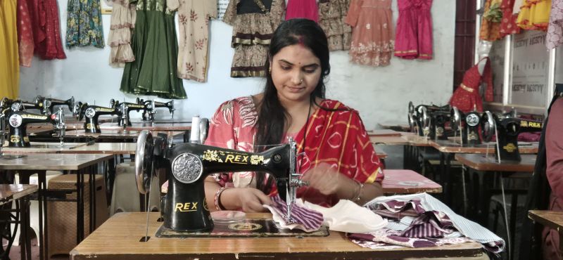 मुख्यमंत्री कौशल विकास योजना ने बदली नीलिमा की तकदीर, सिलाई प्रशिक्षण से घर बैठे शुरू किया सफल स्वरोजगार, आत्मनिर्भर बनकर बनीं हजारों युवाओं के लिए प्रेरणा