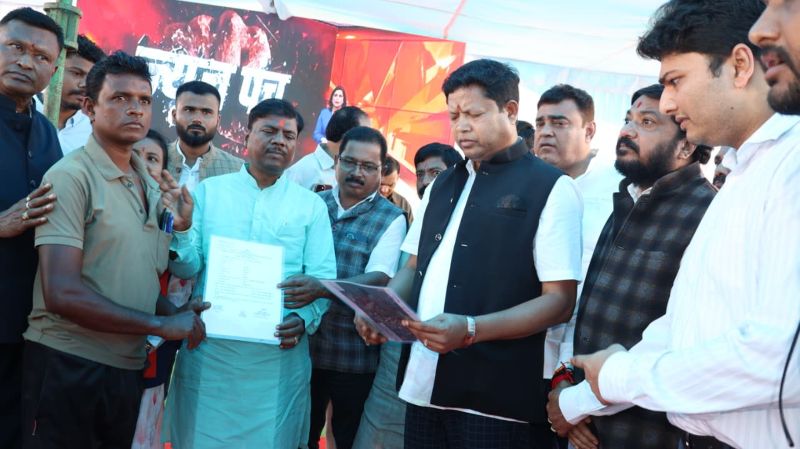 बीजापुर के जैगूर में उमड़ा जनसैलाब, ‘मन की बात’ से मिला राष्ट्र निर्माण का संदेश, वनाधिकार पत्र वितरण, नीट टॉपर्स सम्मान और पौधारोपण से बना प्रेरणादायी आयोजन
