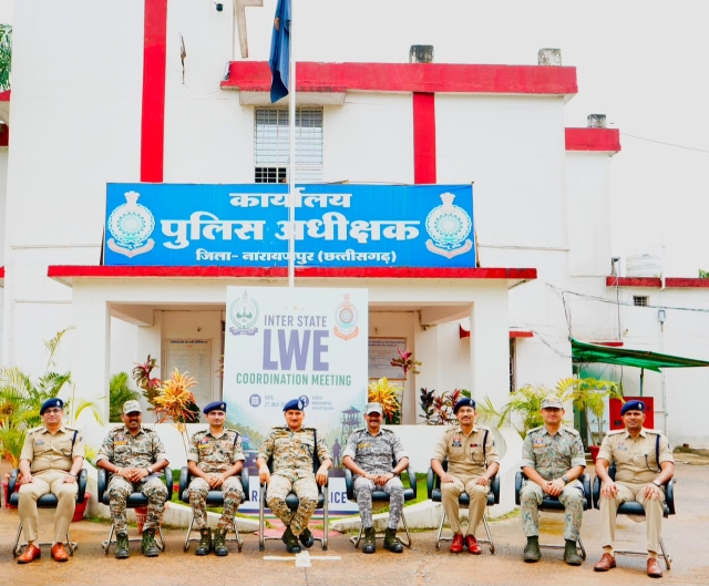 नारायणपुर में छत्तीसगढ़–महाराष्ट्र की बड़ी समन्वय बैठक : सीमावर्ती इलाकों में नक्सलियों पर कड़ा शिकंजा कसने की तैयारी, दोनों राज्यों के वरिष्ठ अधिकारियों ने बनाई संयुक्त कार्ययोजना, संयुक्त रणनीति के साथ नक्सल विरोधी अभियान और तेज करने पर बनी सहमति.