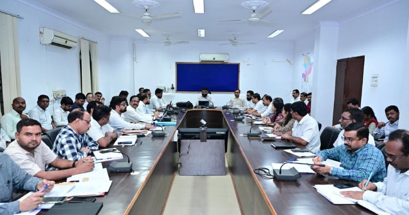 जशपुर कलेक्टर का बड़ा अल्टीमेटम! सीएम हेल्पलाइन की शिकायतें लटकाने वालों पर सख्ती, अधूरे निर्माण कार्य जल्द पूरे करने के आदेश