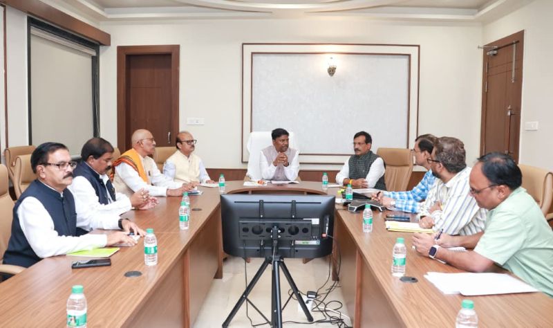 किसानों के लिए बड़ी तैयारी! सहकारिता मंत्री केदार कश्यप ने डिजिटल बैंकिंग और पारदर्शी व्यवस्था पर लिया बड़ा फैसला, सहकारी बैंकों को दिए अहम निर्देश