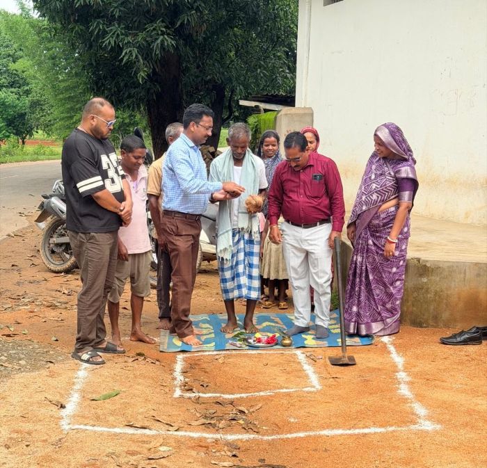 छापरटोली में सोलर हाई मास्ट लाइट का भूमि पूजन, अब गांव में बढ़ेगी रोशनी, सुरक्षा और रात्रिकालीन आवागमन होगा आसान