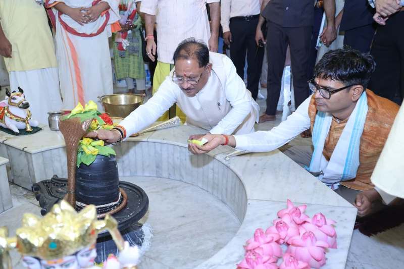 कैलाशपति धाम पहुंचे मुख्यमंत्री विष्णु देव साय, मनकामेश्वर महादेव का किया जलाभिषेक