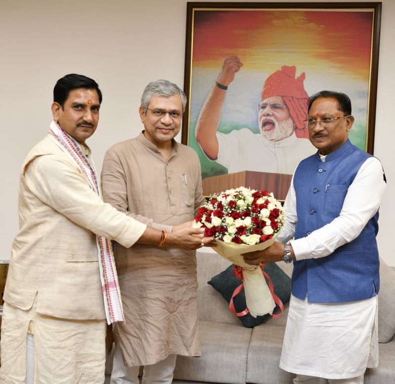 छत्तीसगढ़ में रेल क्रांति की तैयारी! बस्तर से सरगुजा तक बिछेगा विकास का ट्रैक, मुख्यमंत्री विष्णुदेव साय ने रेल मंत्री अश्विनी वैष्णव से की हाईलेवल बैठक