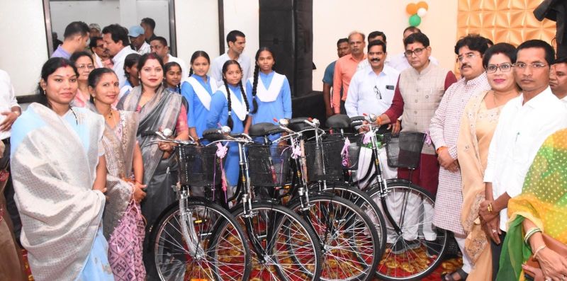 धमतरी में शिक्षा का महाउत्सव! मंत्री टंक राम वर्मा बोले—”आज का विद्यार्थी ही कल का राष्ट्र निर्माता”, बच्चों को मिली किताबें, साइकिल और सम्मान