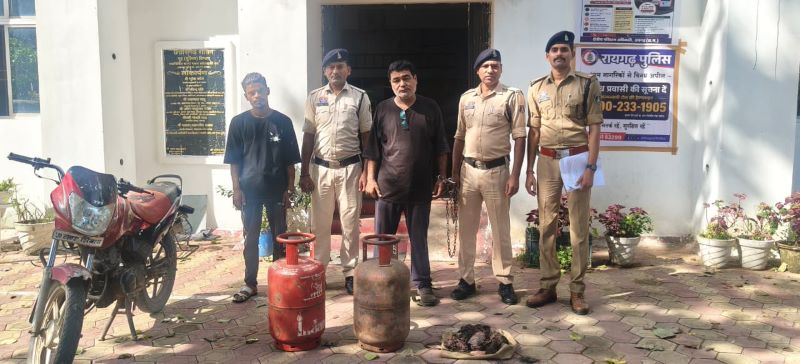 चोरी के माल की खरीद-फरोख्त का बड़ा खुलासा! दो चोरों के साथ कबाड़ी/व्यवसायी भी गिरफ्तार, रायगढ़ पुलिस ने दो हाई-प्रोफाइल चोरी के मामलों का किया पर्दाफाश, वारदात में प्रयुक्त बाइक समेत सामान जब्त