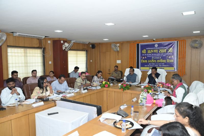बेमेतरा में डिप्टी सीएम अरुण साव का सख्त अल्टीमेटम! बोले—’सेवा, शिद्दत और संकल्प’ से करें काम, लापरवाही बर्दाश्त नहीं; हर योजना का लाभ आखिरी व्यक्ति तक पहुंचाना होगा