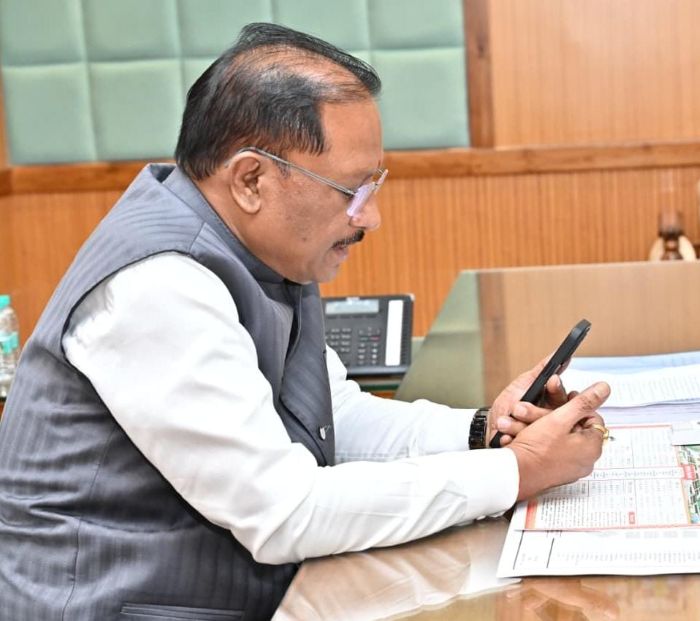 मुख्यमंत्री विष्णुदेव साय ने अंतरराष्ट्रीय लोक कलाकार विक्रम यादव के स्वास्थ्य की जानकारी ली : परिजनों से दूरभाष पर की चर्चा, बेहतर उपचार सुनिश्चित करने जिला प्रशासन को दिए निर्देश