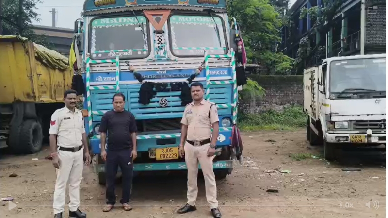 “ऑपरेशन प्रहार” में पूंजीपथरा पुलिस की बड़ी कार्रवाई : 24 टन अवैध स्क्रैप से लदा 14 चक्का ट्रक पकड़ा, ₹17.55 लाख का माल और वाहन जब्त,की गई वैधानिक कार्रवाई.