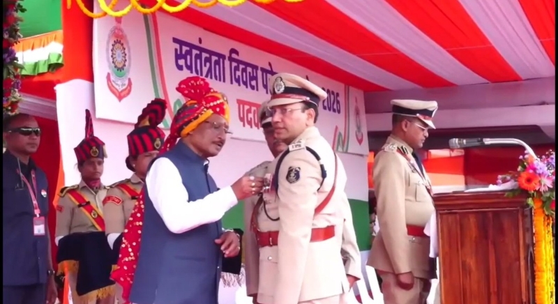 स्वतंत्रता दिवस के मंच पर रायगढ़ का नाम हुआ रोशन ! मुख्यमंत्री के हाथों एसएसपी शशि मोहन सिंह को मिला राष्ट्रपति पुलिस पदक, 29 साल की पुलिस सेवा, कठिन चुनौतियां और शानदार नेतृत्व का बड़ा पुरस्कार ! गूंजा सम्मान.