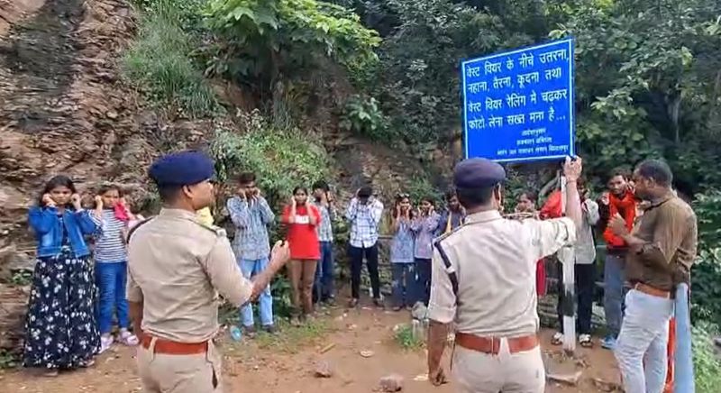 खूंटाघाट में मौत से खिलवाड़! तेज बहाव के मुहाने पर सेल्फी-रील बनाते मिले लोग, रतनपुर पुलिस ने गेट लांघने वालों को निकाला बाहर और कराई उठक-बैठक