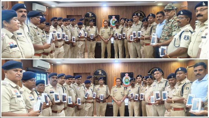 सूरजपुर पुलिस हुई हाईटेक! 60 विवेचकों को मिले स्मार्ट मोबाइल, अब ई-साक्ष्य ऐप से होगी डिजिटल जांच—अपराधियों के खिलाफ पुलिस की कार्रवाई होगी और ज्यादा पुख्ता