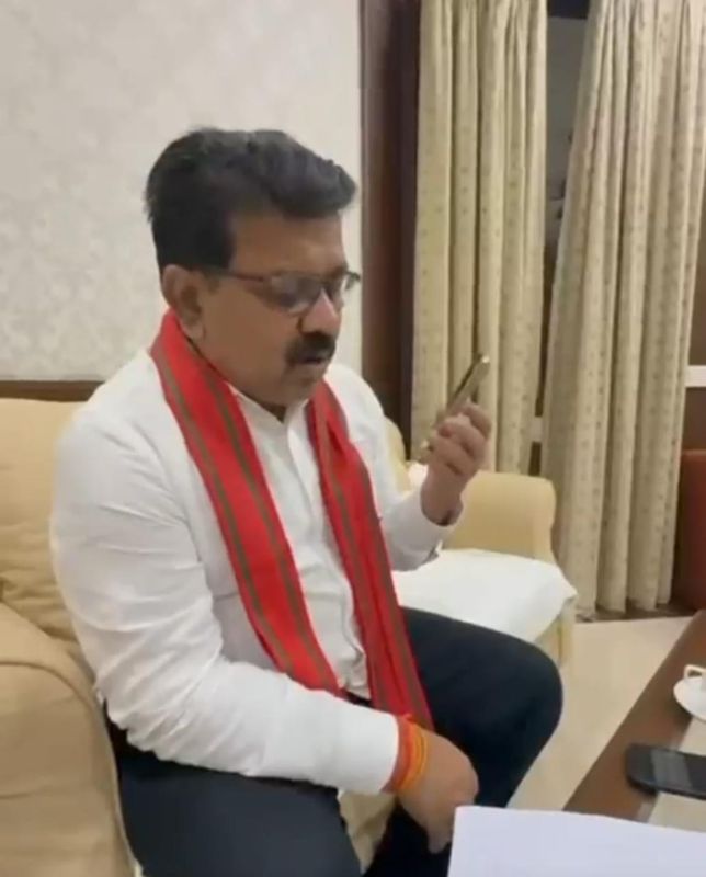 कुलगाम आतंकी हमले के पीड़ित परिवारों से सीधे जुड़े डिप्टी सीएम विजय शर्मा, बोले— आतंक के हर गुनहगार को मिलेगा मुंहतोड़ जवाब, सरकार हर कदम पर शोकाकुल परिवारों के साथ