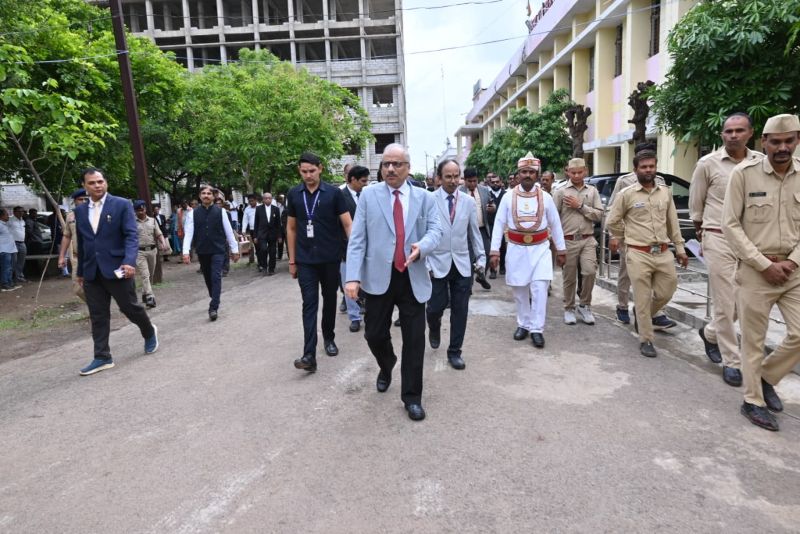 राजनांदगांव जिला न्यायालय पहुंचकर मुख्य न्यायाधीश रमेश सिन्हा ने परखी न्याय व्यवस्था की जमीनी हकीकत, डिजिटलीकरण, न्यायिक अधोसंरचना और पारदर्शी न्याय प्रणाली को लेकर दिए महत्वपूर्ण निर्देश