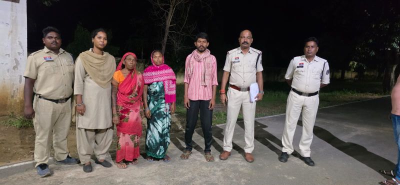 घर से उठी दुर्गंध ने खोला खूनी राज! प्रेमिका और उसकी मां ने महिला की गला दबाकर हत्या की, प्रेमी बेटे ने अपनी ही मां का शव रेत में दफनाकर मिटाने की कोशिश की पहचान—48 घंटे में तीनों गिरफ्तार
