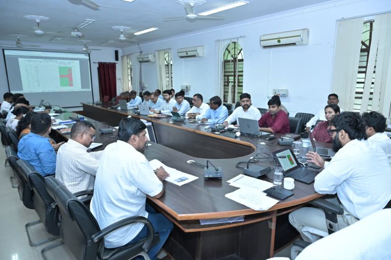 कलेक्टर रोहित व्यास का बड़ा एक्शन, जर्जर आंगनबाड़ियों पर सख्त रोक, आवास, महतारी वंदन, स्वच्छता, ई-श्रम और सामाजिक सुरक्षा योजनाओं में लापरवाही बर्दाश्त नहीं—अधिकारियों को दिए सख्त निर्देश