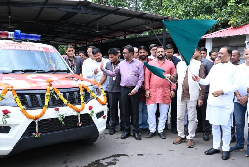 धरसींवा को मिली आधुनिक एम्बुलेंस की बड़ी सौगात, मुख्यमंत्री विष्णु देव साय ने दिखाई हरी झंडी, 19.65 लाख रुपये की डीएमएफ एम्बुलेंस से आपातकालीन स्वास्थ्य सेवाओं को मिलेगी नई रफ्तार