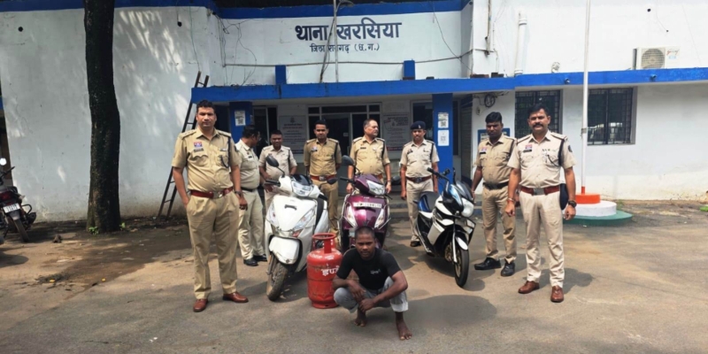 खरसिया पुलिस के हत्थे चढ़ा सीरियल चोर : 1 बाइक, 2 स्कूटी समेत करीब 2 लाख का चोरी का माल बरामद, कई वारदातों का खुलासा, खंडहर में छिपाता था चोरी का सामान, ग्राहक तलाशते ही पुलिस ने दबोचा, खरसिया के कई चोरी कांडों से उठा पर्दा.