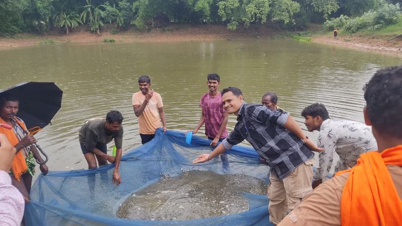 मछली पालन ने बदली किसान की तकदीर! बस्तर के रयतु राम ने सिर्फ दो महीने में कमाए ₹30 हजार, अब करेंगे बड़ा विस्तार