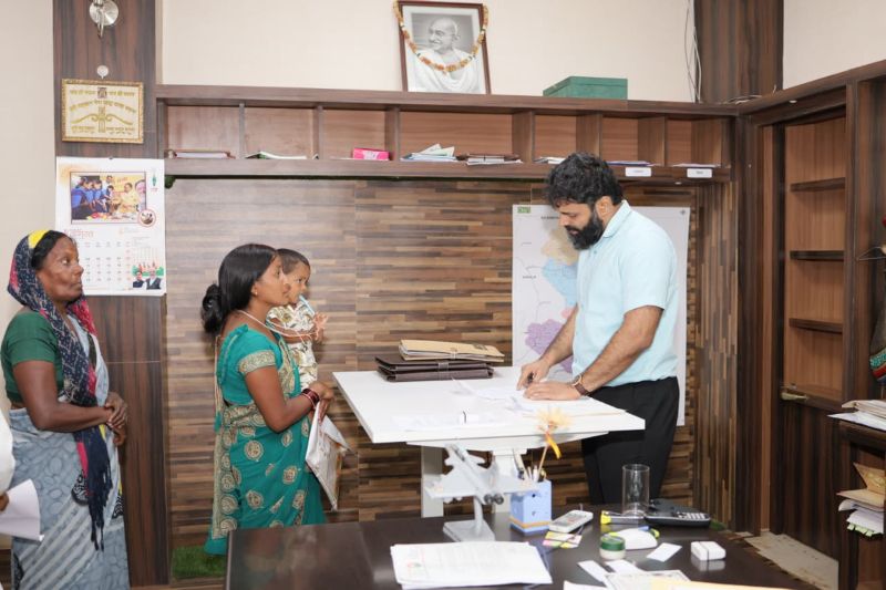 जनदर्शन में गूंजीं जनता की समस्याएं! कलेक्टर रोहित व्यास ने अफसरों को दिया सख्त अल्टीमेटम—हर आवेदन का हो समयबद्ध समाधान