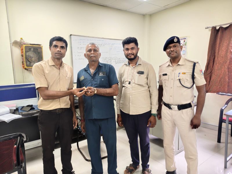 रेल मदद का बड़ा कमाल! बायो-टॉयलेट से 3 लाख रुपये की सोने की अंगूठी निकालकर दक्षिण पूर्व मध्य रेलवे ने जीता यात्री का दिल, ईमानदारी और तत्परता की मिसाल