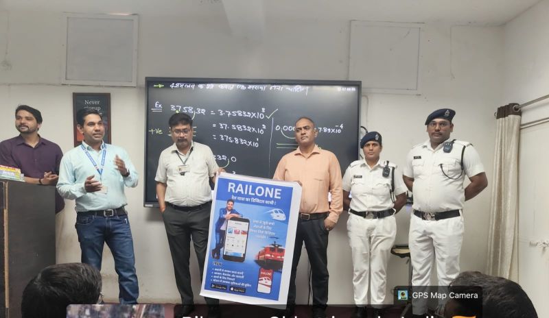 अब मोबाइल बनेगा आपका रेलवे साथी! ‘रेलवन ऐप’ से टिकट बुकिंग, PNR, लाइव ट्रेन ट्रैकिंग और शिकायत का झंझट खत्म, बिलासपुर में चला बड़ा जागरूकता अभियान