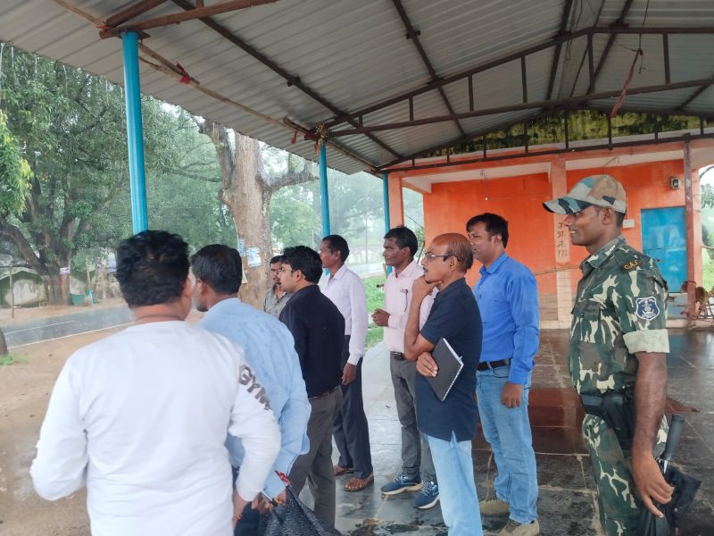 स्वच्छ भारत मिशन के प्रभावी क्रियान्वयन के लिए जिला पंचायत सीईओ अभिषेक कुमार मैदान में: ग्राम पंचायतों का औचक निरीक्षण, महिलाओं को किया प्रोत्साहित, अधिकारियों को ठोस कार्ययोजना बनाने के निर्देश