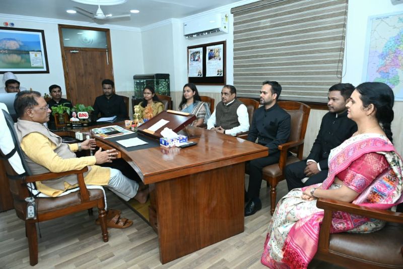 ‘प्रशासनिक सेवा जनविश्वास अर्जित करने का सबसे बड़ा माध्यम है’: मुख्यमंत्री विष्णु देव साय ने 2025 बैच के प्रशिक्षु डिप्टी कलेक्टरों को दिया जनसेवा, सुशासन, पारदर्शिता और संवेदनशील प्रशासन का मंत्र