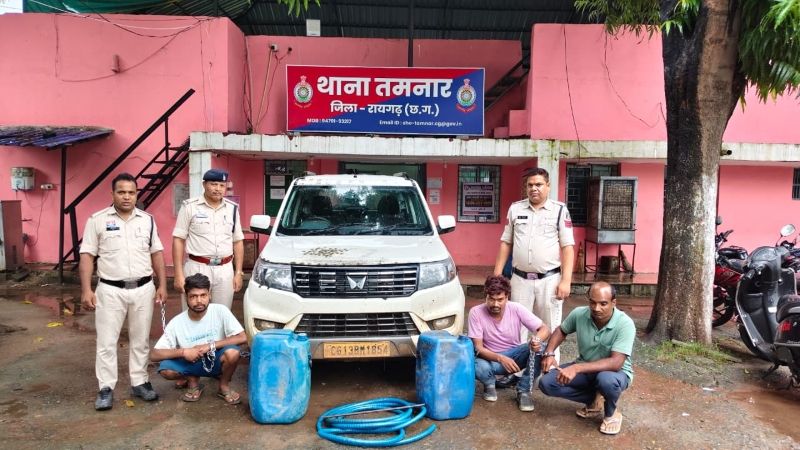 रात में ट्रकों का डीजल उड़ाने वाला गिरोह बेनकाब : तमनार पुलिस ने बोलेरो, चोरी का डीजल और खरीदार समेत तीन आरोपियों को किया गिरफ्तार, कई अहम सामान जब्त, भेजा गया न्यायिक रिमांड पर.