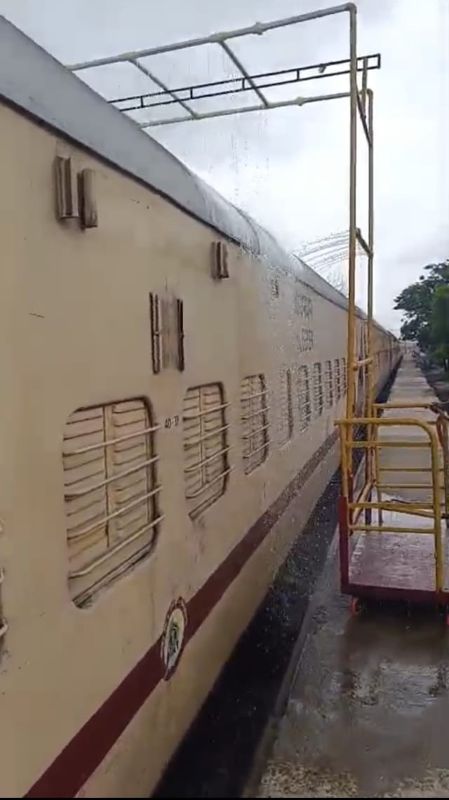 मानसून में यात्रियों को बड़ी राहत! रेलवे का देसी जुगाड़ बना हाईटेक समाधान, बारिश से पहले ही ट्रेन को करेगा ‘लीकेज फ्री’