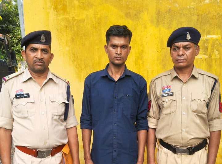 गांव की बैठक के बाद खूनी खेल! पुरानी रंजिश में युवक के सिर पर टंगिया से जानलेवा वार, फरार आरोपी आखिरकार गिरफ्तार