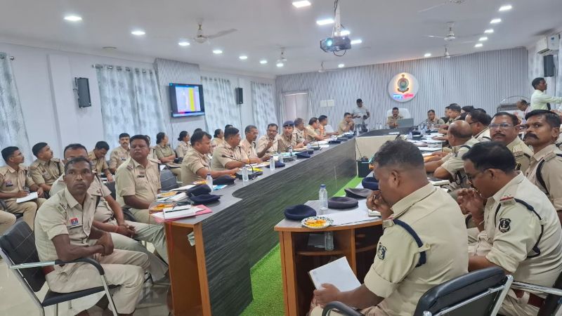 जशपुर पुलिस का मेगा एक्शन प्लान: डीआईजी-एसएसपी डॉ. लाल उमेद सिंह ने जारी किए कड़े फरमान—हर लंबित केस का होगा हिसाब, साइबर अपराधियों, तस्करों और ट्रैफिक नियम तोड़ने वालों पर टूटेगी सख्ती, लापरवाही करने वाले विवेचक भी नहीं बचेंगे