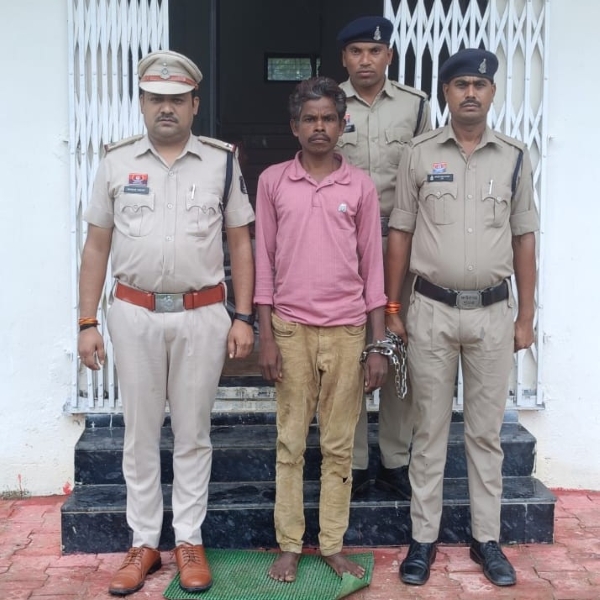 साथ चलने से मना करते ही बौखलाया पति बना हैवान, पत्नी की गर्दन पर ब्लेड से किया जानलेवा वार, खून से लथपथ हालत में पहुंची अस्पताल, आरोपी गिरफ्तार.