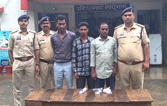 ‘केमिकल डालते ही काला कागज बनेगा असली नोट’—झांसे में फंसाकर ₹50 हजार ऐंठने निकले ठग, साइबर पुलिस ने तीनों को दबोचा