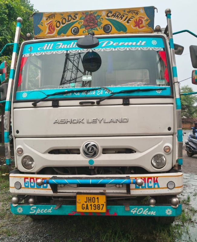 सड़क किनारे बातचीत कर रहे तीन युवकों को तेज रफ्तार ट्रक ने कुचला! एक की मौत, दो गंभीर घायल; 150 KM पीछा कर फरार वाहन पकड़ा