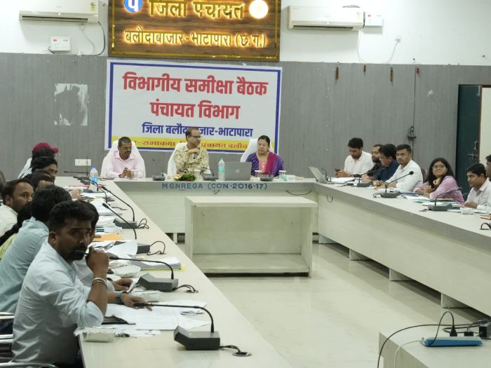 विकास कार्यों की जमीनी हकीकत पर बड़ा एक्शन! आयुक्त ने गांव में बैठकर ग्रामीणों से सुनी बात, पीएम आवास से जल सुरक्षा तक दिए सख्त निर्देश