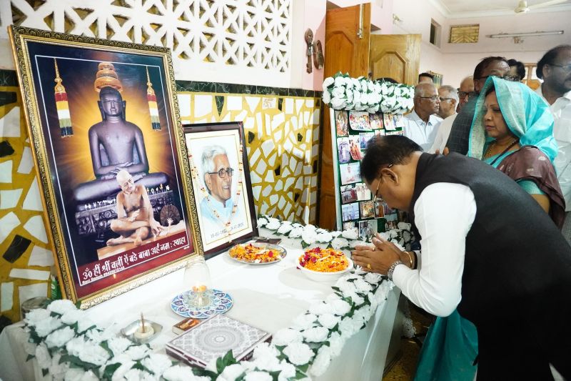 दुख की घड़ी में सहपाठी के परिवार के साथ खड़े हुए सीएम साय, कुनकुरी पहुंचकर स्व. ज्ञानचंद जैन को नम आंखों से किया नमन