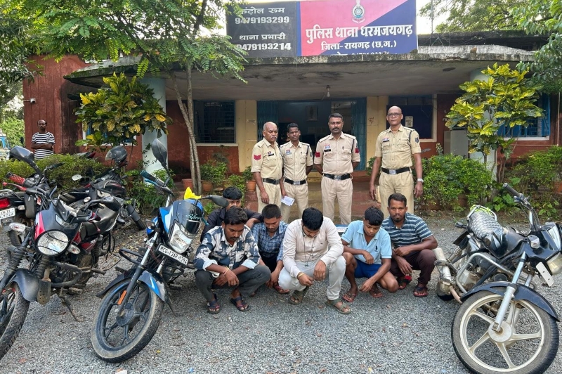 खम्हार में रात के अंधेरे में चल रहे थे जुए के दो फड़, अचानक पहुंची पुलिस और मच गया हड़कंप, छह जुआरी समेत ₹1.13 लाख जप्त, की गयी प्रतिबंधात्मक कार्रवाई.