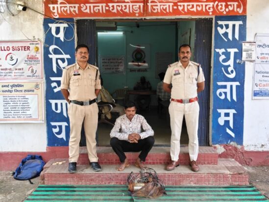 24 घंटे में चोरी का खुलासा : घरघोड़ा पुलिस ने टूल्लू पंप चुराने वाले आरोपी को किया गिरफ्तार, घर के पीछे बाड़ी से बरामद हुआ चोरी का सामान, भेजा गया न्यायिक रिमांड पर.