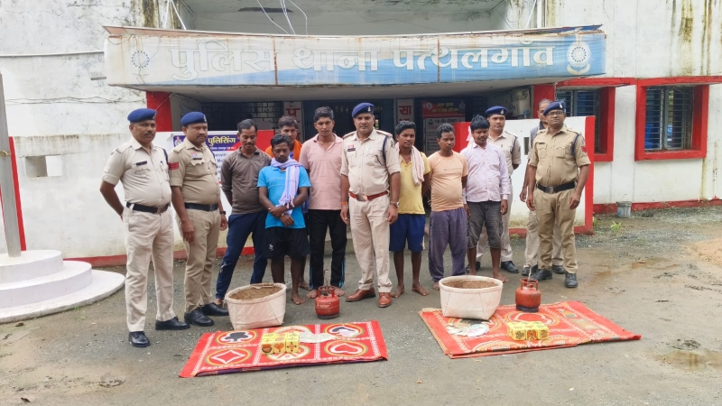 मेले की आड़ में जुए का बड़ा खेल : रथ मेला में सज गया था जुए का फड़, पत्थलगांव पुलिस ने मारी दबिश, दो जुआ फड़ों से ₹77,240 नगद सहित जुआ सामग्री जप्त,खुड़खुड़िया और गोटी से जुआ खेलाने वाले सात आरोपी गिरफ्तार, भेजे गए न्यायिक अभिरक्षा में जेल.
