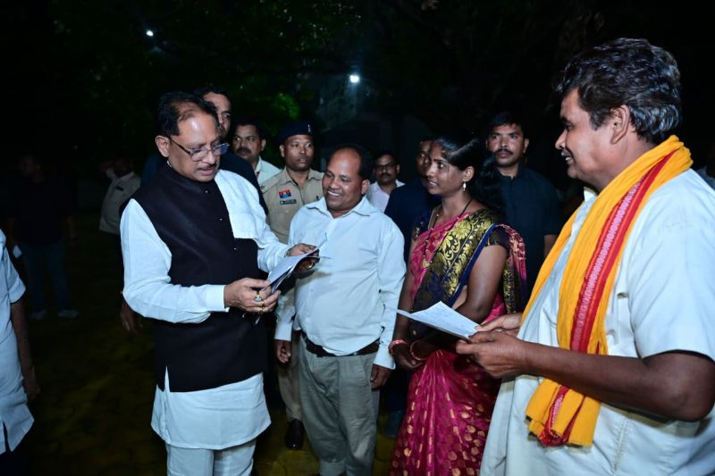 बगिया में CM साय के सामने उमड़ा फरियादियों का सैलाब! इलाज, रोजगार और आवास की मांग पर अफसरों को मिली सख्त चेतावनी