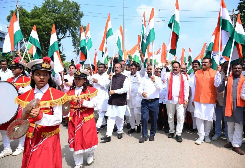 कांकेर में देशभक्ति का सैलाब! उप मुख्यमंत्री अरुण साव की अगुवाई में निकली ढाई किमी तिरंगा यात्रा, 92 फीट तिरंगा बना आकर्षण का केंद्र