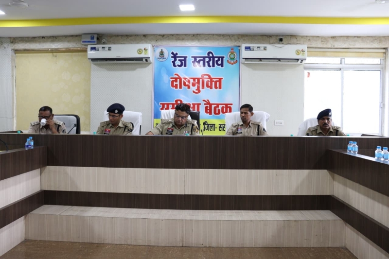 सरगुजा पुलिस की समीक्षा बैठक : लंबित मामलों के त्वरित निराकरण, फरार आरोपियों की गिरफ्तारी और गुमशुदाओं की तलाश अभियान तेज करने पर जोर, डीआईजी-एसएसपी की बैठक में दिए गए सख्त निर्देश.