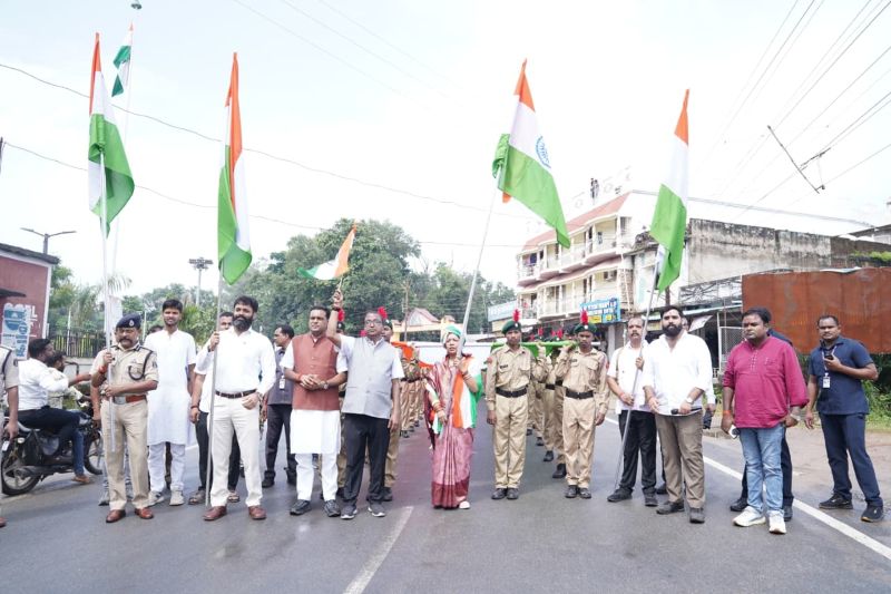 1700 फीट के तिरंगे ने रचा देशभक्ति का अद्भुत नजारा! हजारों विद्यार्थियों और नागरिकों के कदमों से सजा कुनकुरी, कौशल्या साय ने बढ़ाया बच्चों का उत्साह, बैंड की धुन और जयकारों से सराबोर हुआ नगर