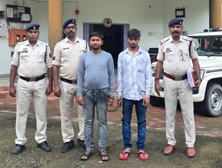 ऑपरेशन आघात में पुलिस की बड़ी दबिश : गांजा तस्करी नेटवर्क पर शिकंजा कसना शुरू, आम के कैरेट के नीचे छिपा कर की जा रही थी करोड़ों की गांजा तस्करी ! जशपुर पुलिस ने प्रयागराज में दबोचे गांजा तस्करी के दो फरार आरोपी, भेजे गए जेल.