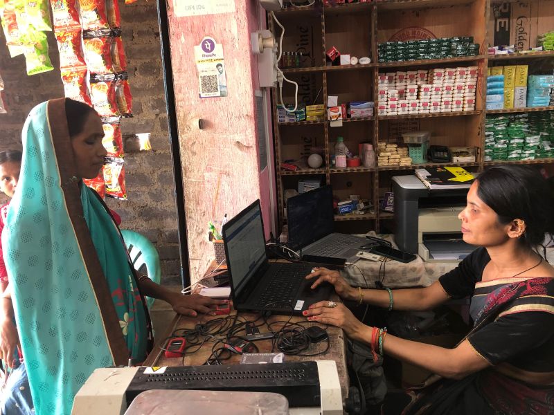68 हजार के ऋण से शुरू किया सफर, आज लाखों का लेन-देन! जशपुर की संज्योति बैंक सखी बन बनीं सैकड़ों ग्रामीणों की बैंकिंग साथी, आत्मनिर्भरता की लिखी नई कहानी