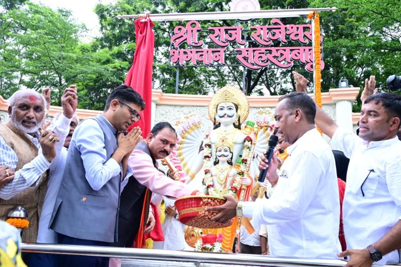भगवान सहस्रबाहु की प्रतिमा का अनावरण, सामाजिक एकता और नई पीढ़ी के उत्थान का दिया संदेश : वित्त मंत्री ओ.पी. चौधरी एवं स्वास्थ्य मंत्री श्याम बिहारी जायसवाल ने किया प्रतिमा का अनावरण