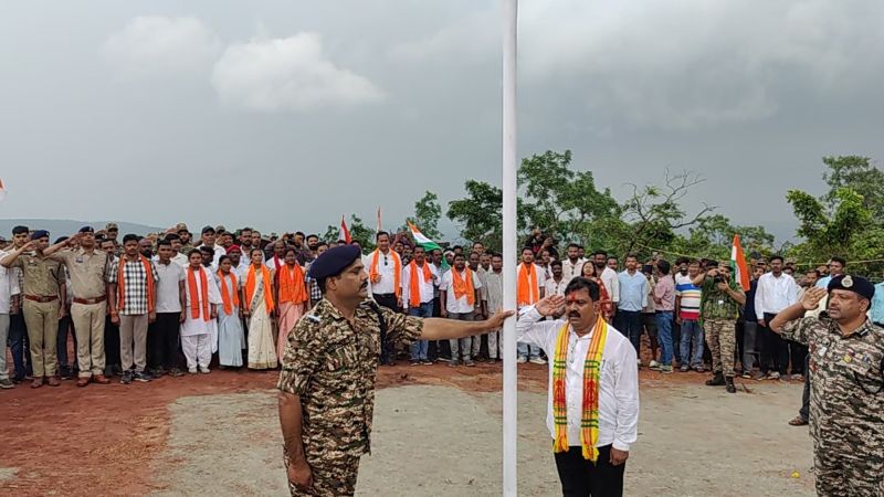 कर्रेगुट्टा पर पहुंची बस्तर तिरंगा यात्रा, उप मुख्यमंत्री विजय शर्मा ने फहराया तिरंगा, कहा – मेरे जीवन का सबसे महत्वपूर्ण दिन