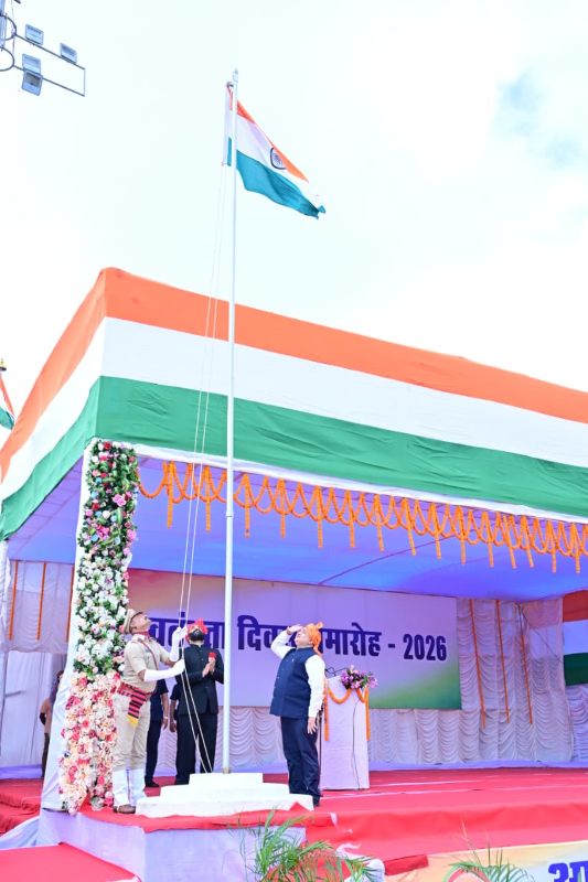 तिरंगे की आन-बान-शान से गूंजा जशपुर! रणजीता स्टेडियम में मंत्री राजेश अग्रवाल ने किया ध्वजारोहण, मुख्यमंत्री का संदेश पढ़कर दी स्वतंत्रता दिवस की शुभकामनाएं